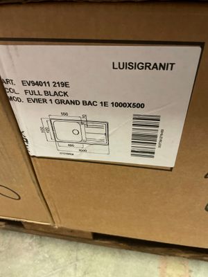 une boîte en carton sur laquelle est collée une étiquette portant l'inscription « lussigrantt »