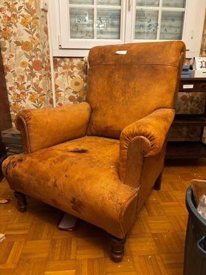 Fauteuil club en cuir (fortement abimé)