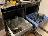 une petite cuisine équipée d'un lave-vaisselle et d'un lave-vaisselle