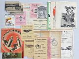 de nombreux vieux livres sur l'automobile exposés sur la table