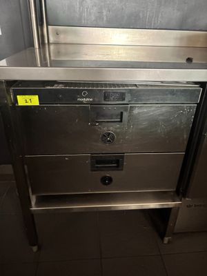 une armoire métallique sur laquelle est apposée une étiquette jaune