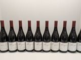un groupe de six bouteilles de vin posées sur une table