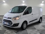 la camionnette blanche est garée sur un sol carrelé en damier