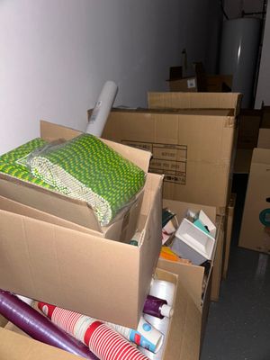 une boîte en carton contenant du papier d'emballage et d'autres objets