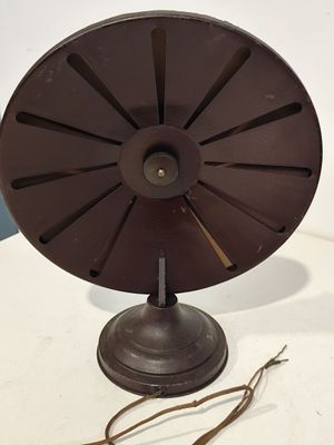 une machine à filer marron posée sur une table blanche