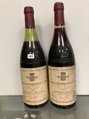 deux bouteilles de vin posées sur une table