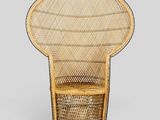 une chaise en rotin avec une assise et un dossier en osier