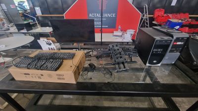 beaucoup d'appareils électroniques posés sur une table dans un magasin