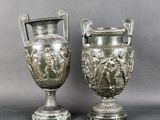 paire de vases anciens en argent, munis d'anses, sur fond gris