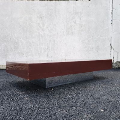 Table basse en bois laqué bordeaux et base inox poli, production des a
