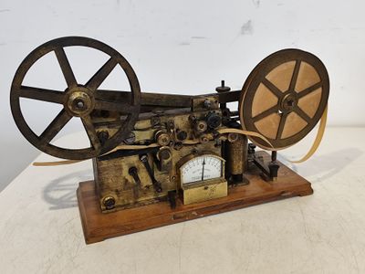 un vieux projecteur de cinéma posé sur une table en bois