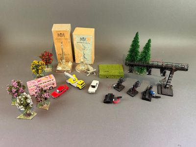 un grand nombre de jouets posés sur une table