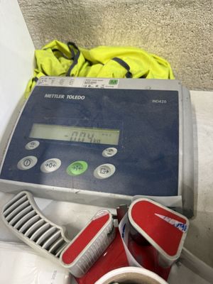 quelqu'un utilise un tensiomètre pour surveiller sa tension artérielle