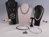 Plusieurs colliers et bracelets sont exposés sur une table