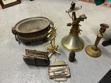 beaucoup d'objets anciens en laiton sur la table