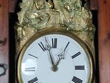 une horloge posée sur une étagère dans la pièce