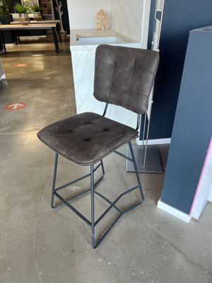 une chaise qui se trouve au milieu d'une pièce