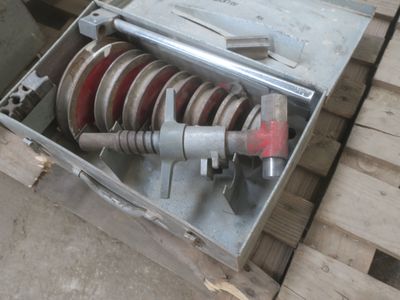 une photo d'une machine posée sur une palette