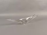 un saladier en verre transparent posé sur une table, avec une cuillère à l'intérieur