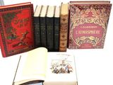 plusieurs livres empilés les uns sur les autres sur une table