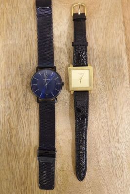 deux montres posées l'une à côté de l'autre sur une table en bois