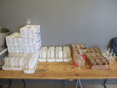 des bouteilles de vin et des verres posés sur une table dans une pièce