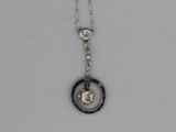 collier en argent orné d'un cercle noir et d'un diamant blanc