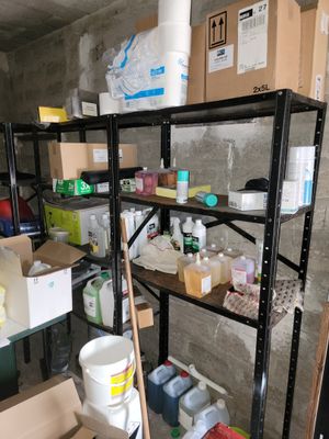 une pièce avec beaucoup de boîtes et de cartons sur les étagères