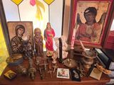 une table sur laquelle sont disposés de nombreux objets religieux