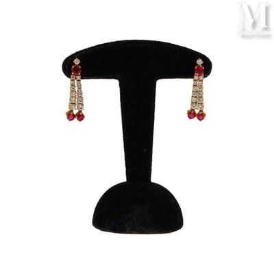 gros plan d'une paire de boucles d'oreilles sur un support
