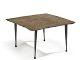 une table marron avec des pieds en métal et un plateau marron
