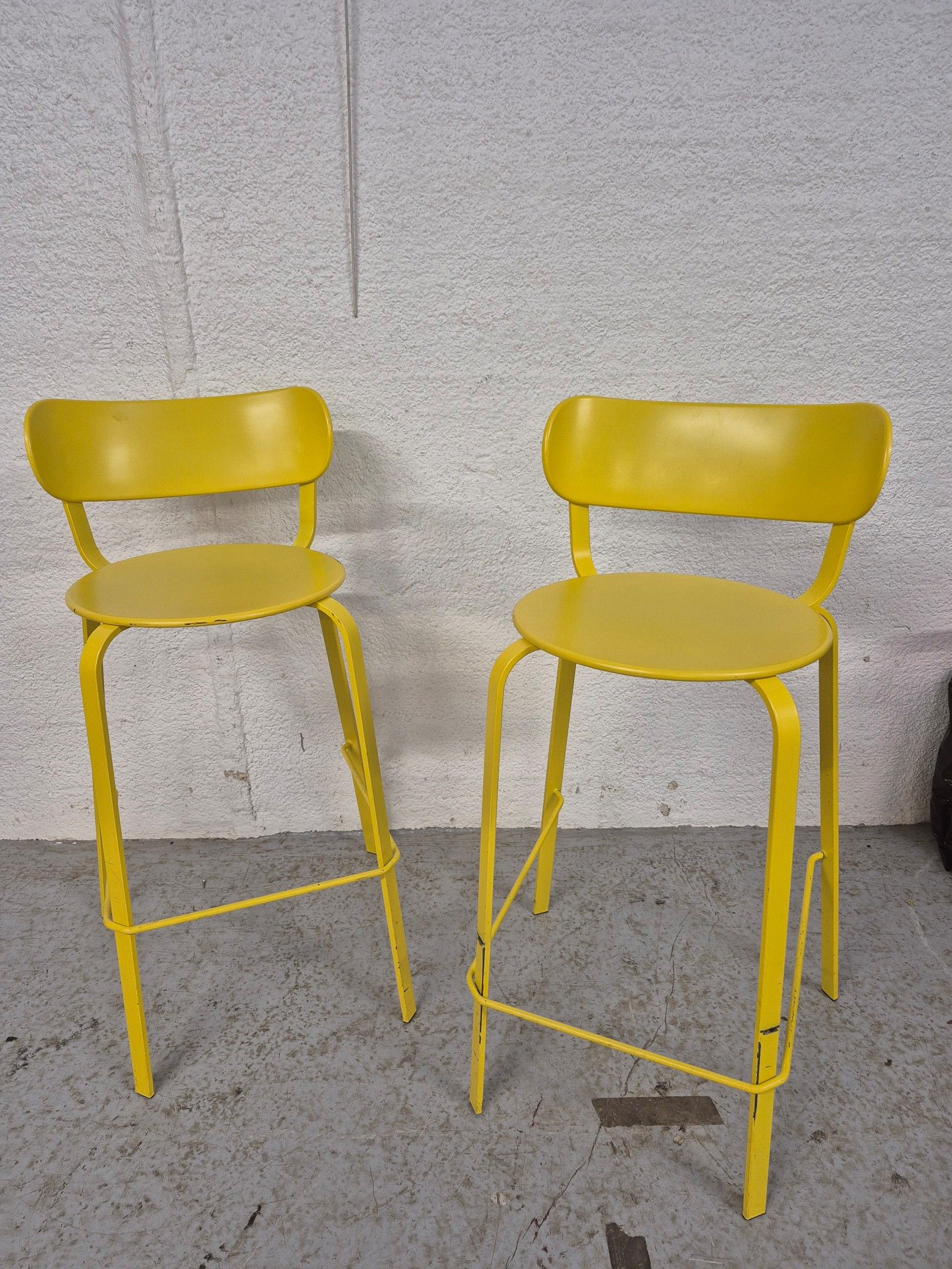 La Palma - Paire de chaises hautes en métal laqué jaune.
