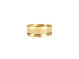 gros plan d'une bague en or sur fond blanc