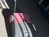 une serpillière posée sur le trottoir