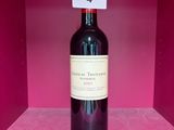 une bouteille de vin posée sur une étagère, dans une boîte rose