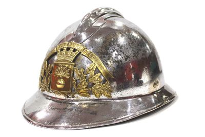 un casque argenté orné d'un emblème en or