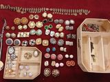 de nombreux bijoux posés sur une table rouge