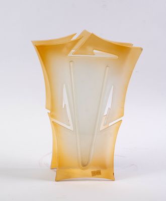 vase en verre jaune avec un couvercle blanc, posé sur une surface blanche