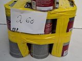 un pot de peinture et des pots de peinture posés sur une table