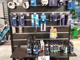 un présentoir contenant de nombreux articles différents dans un magasin