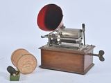 une petite boîte en bois surmontée d'une corne rouge
