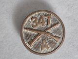 une image représentant un pin's en métal orné d'une batte de baseball et d'une balle