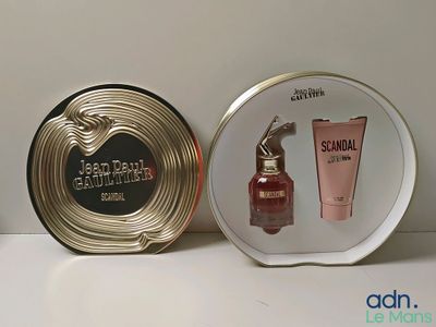 une image représentant un flacon de parfum à côté d'un vaporisateur de parfum