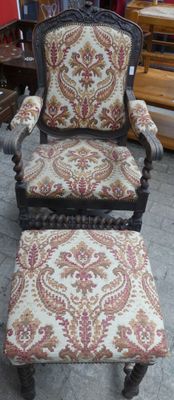 un fauteuil et un pouf dans un magasin proposant un large choix de meubles