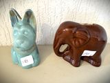deux figurines d'éléphants et un chien posés sur une table