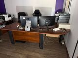 un bureau sur lequel se trouvent deux ordinateurs et une imprimante
