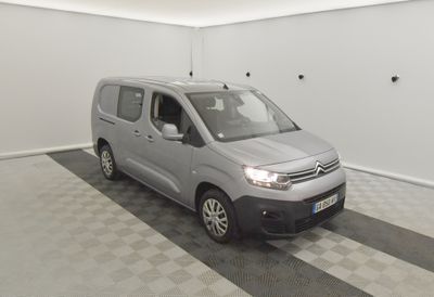 La camionnette est garée dans une salle propre dont le sol est recouvert d'un damier noir et blanc.