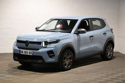 Le nouveau SUV Volkswagen T-Cross est garé dans un garage.