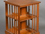 une vitrine ancienne en bois avec des étagères sur roulettes