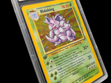 gros plan d'une carte pokemon dans un étui en plastique